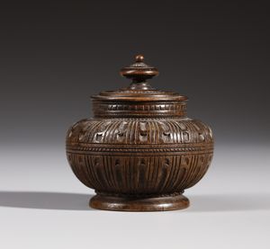 MANIFATTURA ITALIANA DEL XX SECOLO - Cofanetto ad urna in legno scolpito recante la scritta Urbino al retro del coperchio