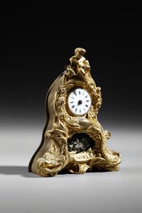 MANIFATTURA FRANCESE DEL XIX SECOLO : Piccolo orologio da tavolo in bronzo dorato in stile Luigi XV, ornato da volute e decorazioni floreali, sormontato da una figura di putto  - Asta Asta 379 | ARTE ANTICA E DEL XIX SECOLO - Dipinti antichi e antiquariato  Online - Associazione Nazionale - Case d'Asta italiane