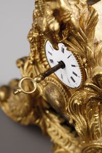 MANIFATTURA FRANCESE DEL XIX SECOLO : Piccolo orologio da tavolo in bronzo dorato in stile Luigi XV, ornato da volute e decorazioni floreali, sormontato da una figura di putto  - Asta Asta 379 | ARTE ANTICA E DEL XIX SECOLO - Dipinti antichi e antiquariato  Online - Associazione Nazionale - Case d'Asta italiane