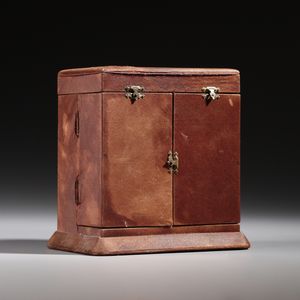 MANIFATTURA FRANCESE DEL XIX SECOLO : Piccolo orologio da tavolo in bronzo dorato in stile Luigi XV, ornato da volute e decorazioni floreali, sormontato da una figura di putto  - Asta Asta 379 | ARTE ANTICA E DEL XIX SECOLO - Dipinti antichi e antiquariato  Online - Associazione Nazionale - Case d'Asta italiane