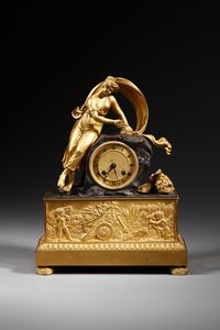 MANIFATTURA FRANCESE DEL XIX SECOLO - Pendola da tavolo in bronzo dorato con figura allegorica della Primavera sulla sommit e base incisa a bassorilievo sul fronte con una coppia di putti che miete il grano