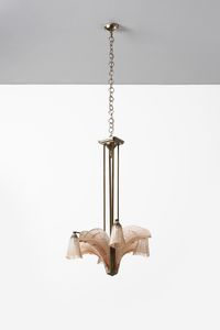 MANIFATTURA FRANCESE DEL XX SECOLO - Lampadario in metallo in stile Art Deco con vetri nei toni del rosa