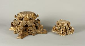 MANIFATTURA DEL XVIII SECOLO - Coppia di capitelli corinzi in legno e stucco dorato
