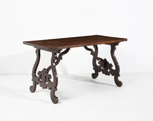 MANIFATTURA TOSCANA DEL XVIII SECOLO - Tavolo fratino in noce, piano rettangolare, gambe a lira e traverse sagomate a motivi fogliacei