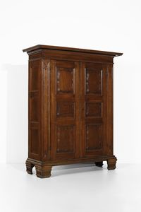 MANIFATTURA ITALIANA DEL XVIII SECOLO : Armadio in noce a due ante, fronte, fianchi e montanti pannellati e riquadrati, piedi a mensola  - Asta Asta 379 | ARTE ANTICA E DEL XIX SECOLO - Dipinti antichi e antiquariato  Online - Associazione Nazionale - Case d'Asta italiane