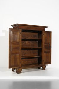 MANIFATTURA ITALIANA DEL XVIII SECOLO : Armadio in noce a due ante, fronte, fianchi e montanti pannellati e riquadrati, piedi a mensola  - Asta Asta 379 | ARTE ANTICA E DEL XIX SECOLO - Dipinti antichi e antiquariato  Online - Associazione Nazionale - Case d'Asta italiane