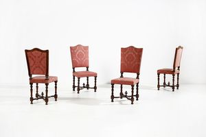 MANIFATTURA ITALIANA DEL XVIII SECOLO - Quattro sedie a rocchetto in noce, sedute e schienali rivestiti in tessuto rosso, gambe riunite da crociera