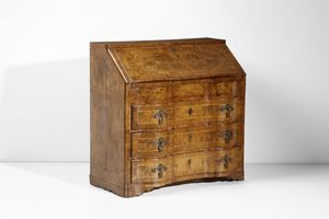 MANIFATTURA EMILIANA DEL XVIII SECOLO - Ribalta lastronata in noce e radica di noce, fronte mosso a tre cassetti, poggiante su piedi a mensola