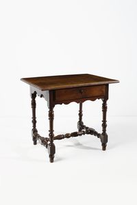 MANIFATTURA EMILIANA DEL XVIII SECOLO - Piccolo tavolino in noce, gambe e traversa a rocchetto