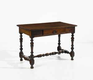 MANIFATTURA EMILIANA DEL XVIII SECOLO - Tavolino in noce con cassetto nella fascia, gambe e traversa a rocchetto