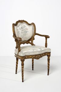 MANIFATTURA DEL XVIII-XIX SECOLO : Poltrona in legno dorato e intagliato, schienale a scudo contornato da decorazione a fascia di alloro, braccioli terminanti in teste leonine, gambe a faretra con decorazione a pampini e grappoli d'uva  - Asta Asta 379 | ARTE ANTICA E DEL XIX SECOLO - Dipinti antichi e antiquariato  Online - Associazione Nazionale - Case d'Asta italiane