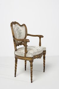 MANIFATTURA DEL XVIII-XIX SECOLO : Poltrona in legno dorato e intagliato, schienale a scudo contornato da decorazione a fascia di alloro, braccioli terminanti in teste leonine, gambe a faretra con decorazione a pampini e grappoli d'uva  - Asta Asta 379 | ARTE ANTICA E DEL XIX SECOLO - Dipinti antichi e antiquariato  Online - Associazione Nazionale - Case d'Asta italiane