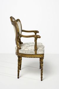 MANIFATTURA DEL XVIII-XIX SECOLO : Poltrona in legno dorato e intagliato, schienale a scudo contornato da decorazione a fascia di alloro, braccioli terminanti in teste leonine, gambe a faretra con decorazione a pampini e grappoli d'uva  - Asta Asta 379 | ARTE ANTICA E DEL XIX SECOLO - Dipinti antichi e antiquariato  Online - Associazione Nazionale - Case d'Asta italiane