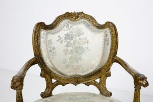 MANIFATTURA DEL XVIII-XIX SECOLO : Poltrona in legno dorato e intagliato, schienale a scudo contornato da decorazione a fascia di alloro, braccioli terminanti in teste leonine, gambe a faretra con decorazione a pampini e grappoli d'uva  - Asta Asta 379 | ARTE ANTICA E DEL XIX SECOLO - Dipinti antichi e antiquariato  Online - Associazione Nazionale - Case d'Asta italiane