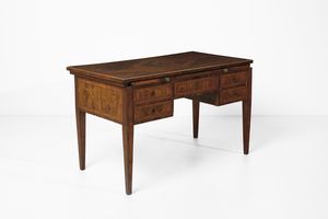 MANIFATTURA DEL XVIII-XIX SECOLO - Scrivania da centro lastronata in noce con piano scrittoio apribile intarsiato, cassetti e fianchi decorati da riserve geometriche, gambe a piramide rovesciata