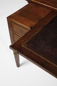 MANIFATTURA DEL XVIII-XIX SECOLO : Scrivania da centro lastronata in noce con piano scrittoio apribile intarsiato, cassetti e fianchi decorati da riserve geometriche, gambe a piramide rovesciata  - Asta Asta 379 | ARTE ANTICA E DEL XIX SECOLO - Dipinti antichi e antiquariato  Online - Associazione Nazionale - Case d'Asta italiane