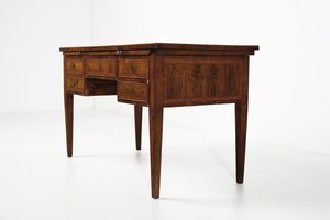 MANIFATTURA DEL XVIII-XIX SECOLO : Scrivania da centro lastronata in noce con piano scrittoio apribile intarsiato, cassetti e fianchi decorati da riserve geometriche, gambe a piramide rovesciata  - Asta Asta 379 | ARTE ANTICA E DEL XIX SECOLO - Dipinti antichi e antiquariato  Online - Associazione Nazionale - Case d'Asta italiane