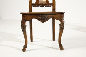 MANIFATTURA VENETA DEL XVIII-XIX SECOLO : Coppia di sedie in noce, di linea mossa e schienale a giorno, con cartella sagomata, gambe arcuate terminanti in piedi caprini, sedute e schienali incannucciati  - Asta Asta 379 | ARTE ANTICA E DEL XIX SECOLO - Dipinti antichi e antiquariato  Online - Associazione Nazionale - Case d'Asta italiane