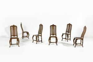 MANIFATTURA VENETA DEL XVIII-XIX SECOLO - Sei sedie in noce con schienale sagomato, gambe anteriori di forma arcuata riunite da traversa, sedute e schienali incannucciati.
