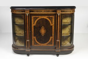 MANIFATTURA INGLESE DELLA FINE DEL XIX SECOLO - Credenza in legno ebanizzato e radica di noce intarsiato e lastronato a 3 ante, quella centrale intarsiata a motivi vegetali e incorniciata da due colonne, ante laterali curve in vetro