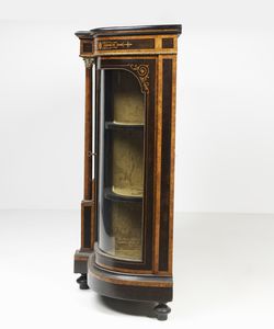 MANIFATTURA INGLESE DELLA FINE DEL XIX SECOLO : Credenza in legno ebanizzato e radica di noce intarsiato e lastronato a 3 ante, quella centrale intarsiata a motivi vegetali e incorniciata da due colonne, ante laterali curve in vetro  - Asta Asta 379 | ARTE ANTICA E DEL XIX SECOLO - Dipinti antichi e antiquariato  Online - Associazione Nazionale - Case d'Asta italiane