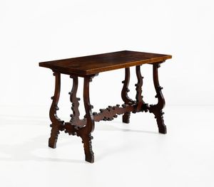 MANIFATTURA ITALIANA DEL XIX SECOLO - Tavolo fratino in noce nello stile del XVII secolo, piano rettangolare, gambe a lira e traversa sagomata a motivi fitomorfi