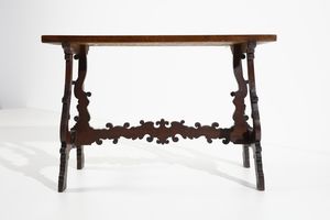 MANIFATTURA ITALIANA DEL XIX SECOLO : Tavolo fratino in noce nello stile del XVII secolo, piano rettangolare, gambe a lira e traversa sagomata a motivi fitomorfi  - Asta Asta 379 | ARTE ANTICA E DEL XIX SECOLO - Dipinti antichi e antiquariato  Online - Associazione Nazionale - Case d'Asta italiane