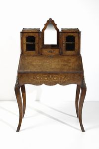 MANIFATTURA FRANCESE DELLA FINE DEL XIX SECOLO : Scrittoio in stile Luigi XV in legno intarsiato con alzata e inserti in bronzo dorato  - Asta Asta 379 | ARTE ANTICA E DEL XIX SECOLO - Dipinti antichi e antiquariato  Online - Associazione Nazionale - Case d'Asta italiane
