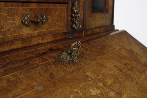MANIFATTURA FRANCESE DELLA FINE DEL XIX SECOLO : Scrittoio in stile Luigi XV in legno intarsiato con alzata e inserti in bronzo dorato  - Asta Asta 379 | ARTE ANTICA E DEL XIX SECOLO - Dipinti antichi e antiquariato  Online - Associazione Nazionale - Case d'Asta italiane