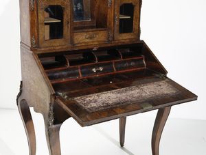 MANIFATTURA FRANCESE DELLA FINE DEL XIX SECOLO : Scrittoio in stile Luigi XV in legno intarsiato con alzata e inserti in bronzo dorato  - Asta Asta 379 | ARTE ANTICA E DEL XIX SECOLO - Dipinti antichi e antiquariato  Online - Associazione Nazionale - Case d'Asta italiane