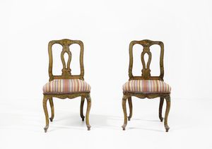 MANIFATTURA VENEZIANA DEL XIX SECOLO : Coppia di sedie in legno laccato, schienale a giorno di linea mossa con cartella traforata, gambe arcuate poggianti su piedi a ricciolo  - Asta Asta 379 | ARTE ANTICA E DEL XIX SECOLO - Dipinti antichi e antiquariato  Online - Associazione Nazionale - Case d'Asta italiane
