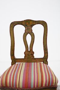 MANIFATTURA VENEZIANA DEL XIX SECOLO : Coppia di sedie in legno laccato, schienale a giorno di linea mossa con cartella traforata, gambe arcuate poggianti su piedi a ricciolo  - Asta Asta 379 | ARTE ANTICA E DEL XIX SECOLO - Dipinti antichi e antiquariato  Online - Associazione Nazionale - Case d'Asta italiane