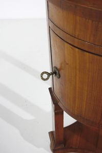 MANIFATTURA DEL XIX SECOLO : Coppia di sedie in stile Luigi XVI in noce, schienale a giorno e seduta imbottita e coppia di comodini in stile Impero circolari lastronati in noce  - Asta Asta 379 | ARTE ANTICA E DEL XIX SECOLO - Dipinti antichi e antiquariato  Online - Associazione Nazionale - Case d'Asta italiane