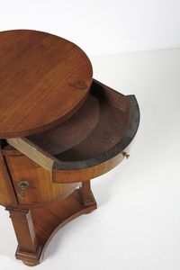 MANIFATTURA DEL XIX SECOLO : Coppia di sedie in stile Luigi XVI in noce, schienale a giorno e seduta imbottita e coppia di comodini in stile Impero circolari lastronati in noce  - Asta Asta 379 | ARTE ANTICA E DEL XIX SECOLO - Dipinti antichi e antiquariato  Online - Associazione Nazionale - Case d'Asta italiane