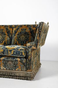MANIFATTURA DEL XIX SECOLO : Divano a quattro sedute foderato a motivi vegetali con pigne dorate agli angoli dello schienale  - Asta Asta 379 | ARTE ANTICA E DEL XIX SECOLO - Dipinti antichi e antiquariato  Online - Associazione Nazionale - Case d'Asta italiane