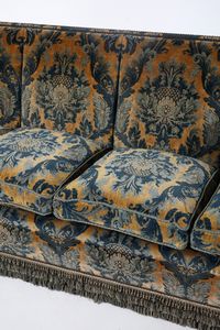 MANIFATTURA DEL XIX SECOLO : Divano a quattro sedute foderato a motivi vegetali con pigne dorate agli angoli dello schienale  - Asta Asta 379 | ARTE ANTICA E DEL XIX SECOLO - Dipinti antichi e antiquariato  Online - Associazione Nazionale - Case d'Asta italiane