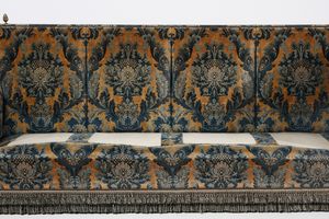 MANIFATTURA DEL XIX SECOLO : Divano a quattro sedute foderato a motivi vegetali con pigne dorate agli angoli dello schienale  - Asta Asta 379 | ARTE ANTICA E DEL XIX SECOLO - Dipinti antichi e antiquariato  Online - Associazione Nazionale - Case d'Asta italiane