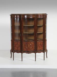 MANIFATTURA FRANCESE DEL XIX-XX SECOLO - Vetrina in mogano, montature in bronzo dorato, fianchi e sportello in vetro con pannelli inferiori con decoro a motivi floreali, gambe mosse, interno con ripiani a giorno rivestiti in velluto.