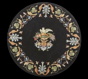 MANIFATTURA ITALIANA DEL XIX-XX SECOLO - Piano tondo in scagliola con decorazioni fitomorfe e a grottesche