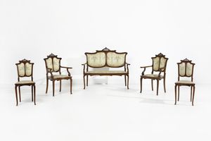 MANIFATTURA DEGLI INIZI DEL XX SECOLO - Salotto in stile Art Nouveau composto da divanetto, coppia di poltrone e coppia di sedie, seduta e schienale rivestito di tessuto a motivi floreali
