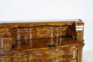 MANIFATTURA VENETA DEL XX SECOLO : Cassettone a ribalta lastronato in noce, di impianto sagomato, tre cassetti sul fronte e fianchi concavi con sportello, anta a calatoia con scarabattolo interno, cornici aggettanti e modanate a pi ordini.  - Asta Asta 379 | ARTE ANTICA E DEL XIX SECOLO - Dipinti antichi e antiquariato  Online - Associazione Nazionale - Case d'Asta italiane