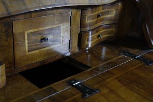 MANIFATTURA VENETA DEL XX SECOLO : Cassettone a ribalta lastronato in noce, di impianto sagomato, tre cassetti sul fronte e fianchi concavi con sportello, anta a calatoia con scarabattolo interno, cornici aggettanti e modanate a pi ordini.  - Asta Asta 379 | ARTE ANTICA E DEL XIX SECOLO - Dipinti antichi e antiquariato  Online - Associazione Nazionale - Case d'Asta italiane