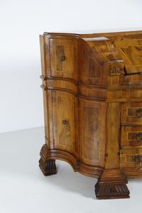 MANIFATTURA VENETA DEL XX SECOLO : Cassettone a ribalta lastronato in noce, di impianto sagomato, tre cassetti sul fronte e fianchi concavi con sportello, anta a calatoia con scarabattolo interno, cornici aggettanti e modanate a pi ordini.  - Asta Asta 379 | ARTE ANTICA E DEL XIX SECOLO - Dipinti antichi e antiquariato  Online - Associazione Nazionale - Case d'Asta italiane