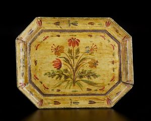 MANIFATTURA VENETA DEL XVIII-XIX SECOLO - Vassoio in legno laccato di forma sagomata decorato al centro da bouquet di fiori e da elementi floreali e vegetali lungo i bordi