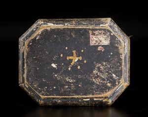 MANIFATTURA VENETA DEL XVIII-XIX SECOLO : Vassoio in legno laccato di forma sagomata decorato al centro da bouquet di fiori e da elementi floreali e vegetali lungo i bordi  - Asta Asta 379 | ARTE ANTICA E DEL XIX SECOLO - Dipinti antichi e antiquariato  Online - Associazione Nazionale - Case d'Asta italiane