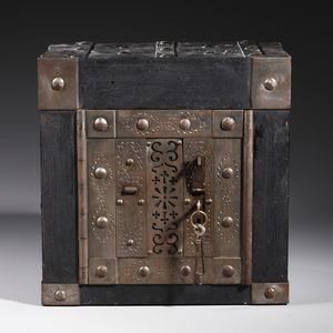 MANIFATTURA DEL XIX SECOLO : Cassaforte da viaggio in ferro borchiata con serratura cesellata sul fronte  - Asta Asta 379 | ARTE ANTICA E DEL XIX SECOLO - Dipinti antichi e antiquariato  Online - Associazione Nazionale - Case d'Asta italiane