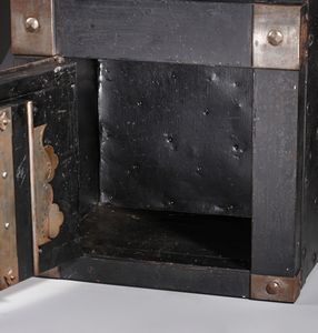 MANIFATTURA DEL XIX SECOLO : Cassaforte da viaggio in ferro borchiata con serratura cesellata sul fronte  - Asta Asta 379 | ARTE ANTICA E DEL XIX SECOLO - Dipinti antichi e antiquariato  Online - Associazione Nazionale - Case d'Asta italiane