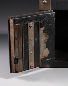 MANIFATTURA DEL XIX SECOLO : Cassaforte da viaggio in ferro borchiata con serratura cesellata sul fronte  - Asta Asta 379 | ARTE ANTICA E DEL XIX SECOLO - Dipinti antichi e antiquariato  Online - Associazione Nazionale - Case d'Asta italiane