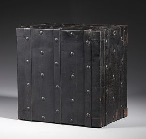 MANIFATTURA DEL XIX SECOLO : Cassaforte da viaggio in ferro borchiata con serratura cesellata sul fronte  - Asta Asta 379 | ARTE ANTICA E DEL XIX SECOLO - Dipinti antichi e antiquariato  Online - Associazione Nazionale - Case d'Asta italiane