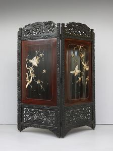 ARTE GIAPPONESE - Paravento in lacca e legno ebanizzato con decorazioni in madreperla